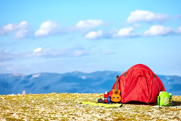 산에서 캠핑 하는 다채로운 텐트. 크리미아 — 스톡 사진
