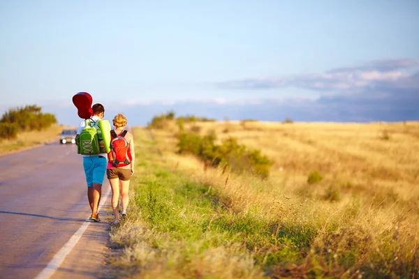 Giovani che viaggiano in autostop. campo estivo — Foto Stock