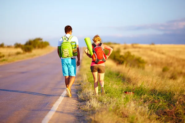 Giovani che viaggiano in autostop. campo estivo — Foto Stock