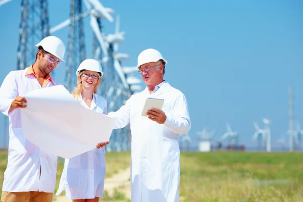 Wetenschappers project over wind power station — Stockfoto