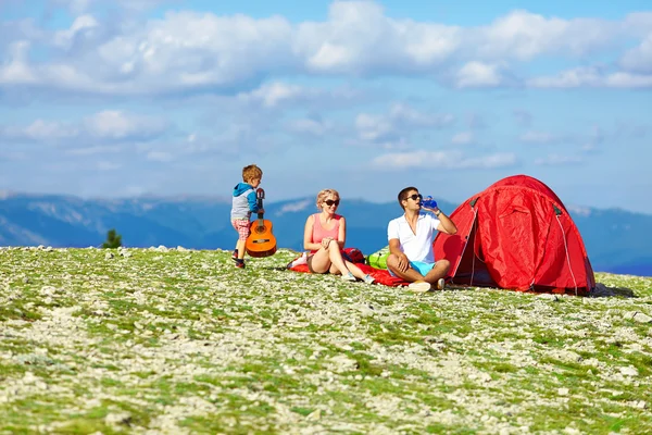 Felice famiglia campeggio in montagna — Foto Stock