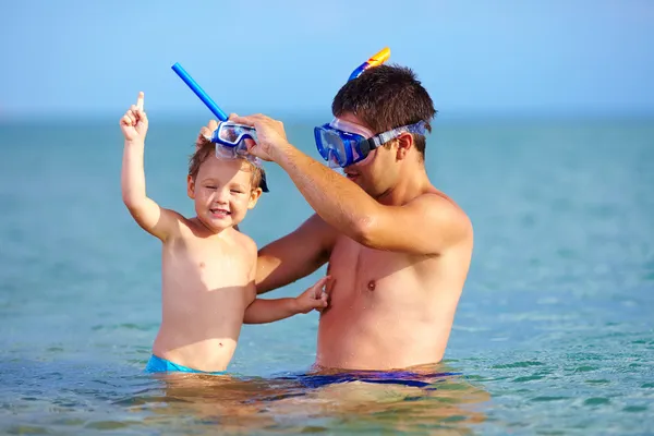 Feliz padre e hijo haciendo snorkel — Foto de Stock