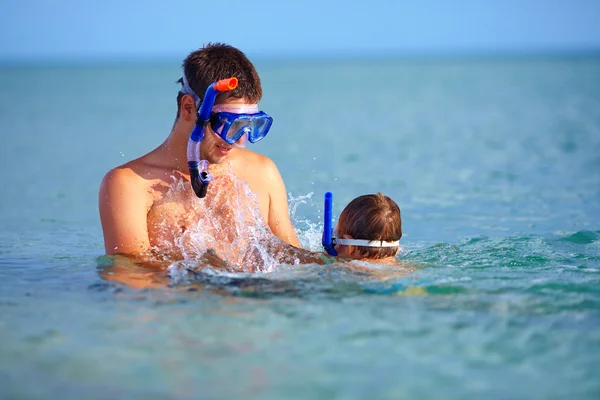 Ευτυχής πατέρας και γιος, κολύμβηση με αναπνευστήρα — Φωτογραφία Αρχείου