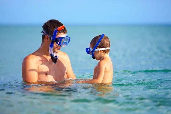 Mutlu baba ve oğul snorkeling — Stok fotoğraf