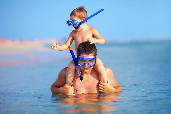 Feliz padre e hijo haciendo snorkel — Foto de Stock