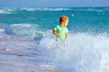 sevimli çocuk deniz sörf eğleniyor