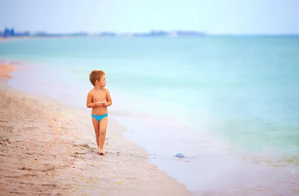 Carino ragazzo guardando in lontananza, spiaggia di mare — Foto Stock