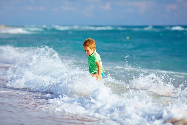 Χαριτωμένο παιδί αγόρι διασκεδάζοντας στο surf θάλασσα — Φωτογραφία Αρχείου