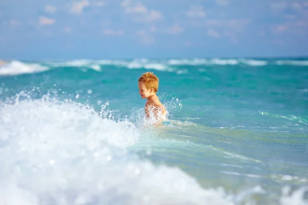 Aranyos gyerek fiú szórakozás a tenger surf — Stock Fotó