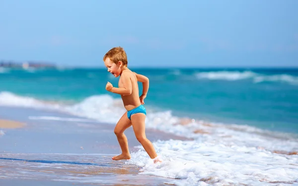 Garoto bonito menino se divertindo no mar surf — Fotografia de Stock