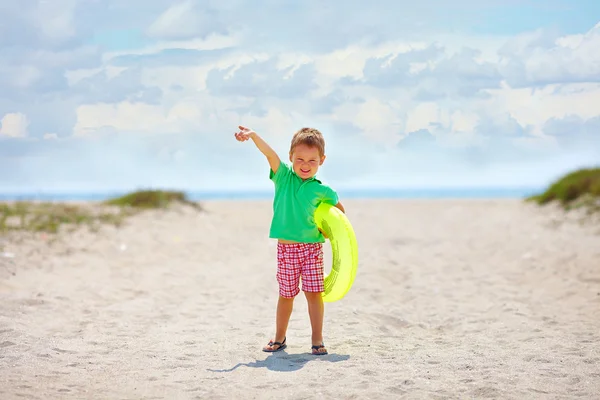 Szczęśliwe dziecko z gumowym pierścieniem na lato plaża — Zdjęcie stockowe