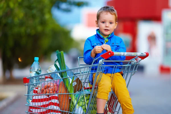 Enfant dans le chariot après le shopping — Photo