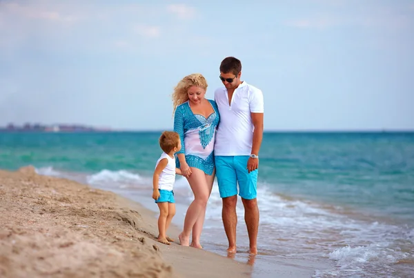 Lycklig familj på semester, strand — Stockfoto