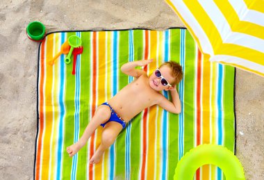 mutlu bir çocukluk renkli kumsalda güneşlenmek