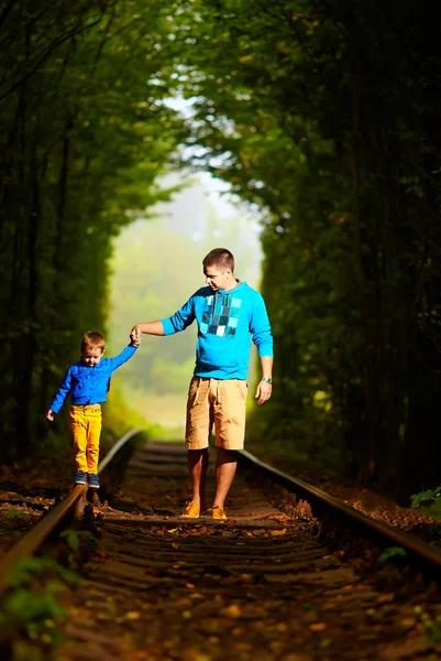 Pai e filho juntos na ferrovia tonel verde — Fotografia de Stock