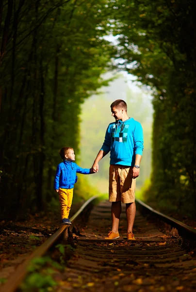 Padre e hijo juntos en tonel verde ferrocarril — Foto de Stock