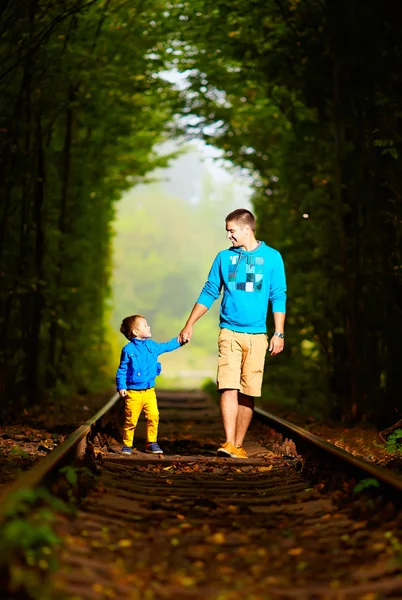 Père et fils ensemble dans tonel vert ferroviaire — Photo