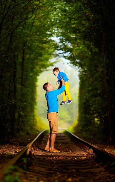 Vater und Sohn gemeinsam im grünen Tonel der Eisenbahn — Stockfoto