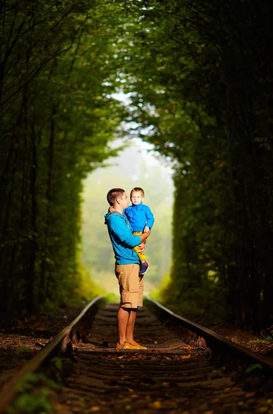 父亲和儿子一起在铁路绿色 tonel — 图库照片