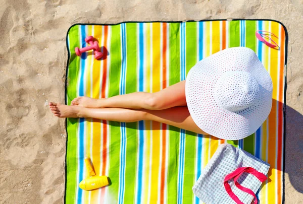 Femme séduisante prenant un bain de soleil sur la plage — Photo