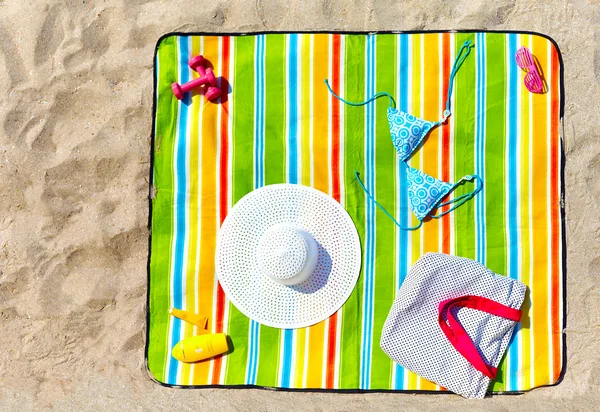 Manta de playa colorida con artículos de mujer —  Fotos de Stock