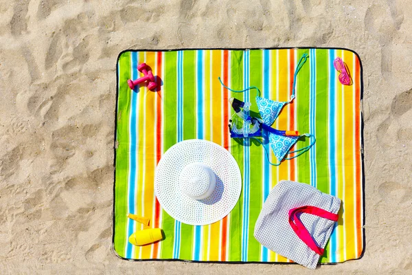 Barevné pláže deku s položkami žena — Stock fotografie