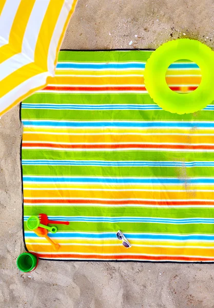 Cobertor de praia colorido com itens de criança — Fotografia de Stock