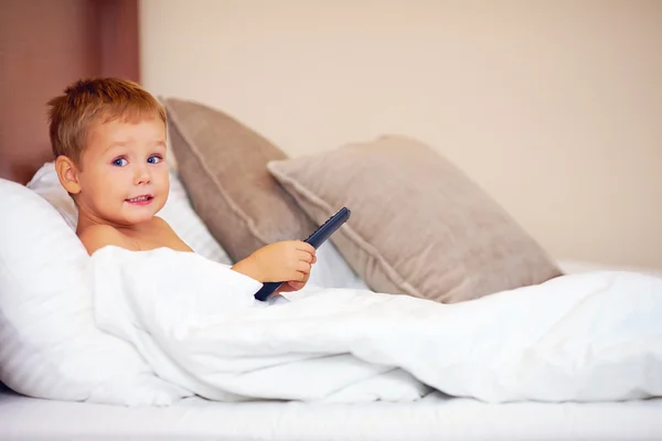 Dziecko, złowionych oglądanie zakazane tv program — Zdjęcie stockowe