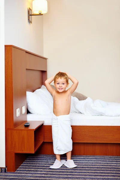 Ευτυχισμένο παιδί απολαμβάνοντας δωμάτιο ξενοδοχείου μετά το μπάνιο — Φωτογραφία Αρχείου