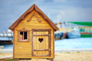 mutlu bir çocukluk playhouse Gölü yakınındaki bir bakıyorum