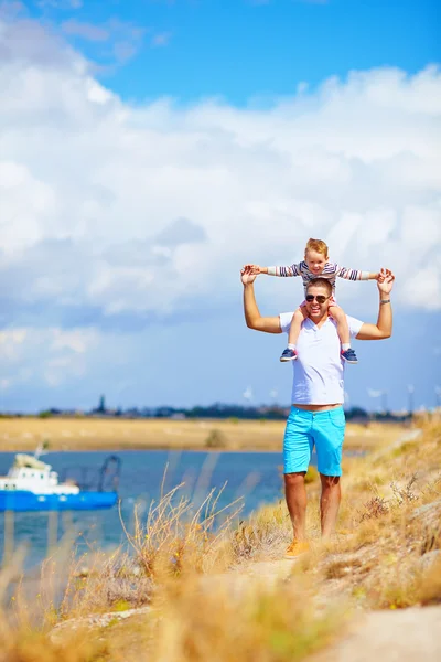 Feliz pai e filho desfrutando paisagem à beira-mar — Fotografia de Stock