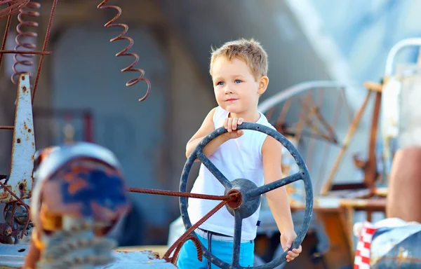 Netter Junge gibt vor, ein imaginäres Auto zu fahren — Stockfoto