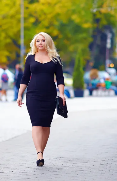 Confident overweight woman walking the city street — Stock Photo, Image