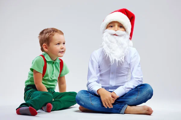 Милый Санта Клаус и маленький помощник на белом — стоковое фото