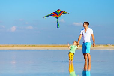 Baba ve oğul eğleniyor, uçurtma ile birlikte oynama
