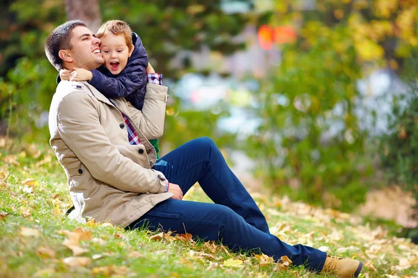 Happy father and son having fun in autumn park — Stock Photo, Image