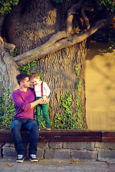 Portret van vader en zoon voor oude boom — Stockfoto
