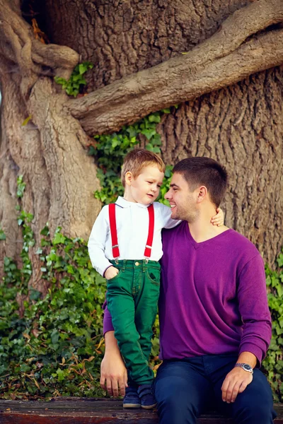 Портрет отца и сына перед старым деревом — стоковое фото