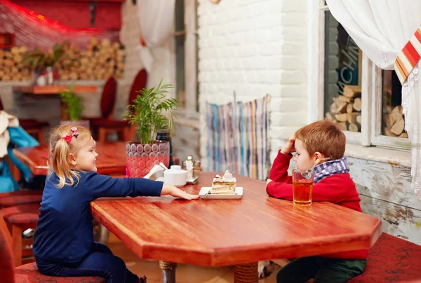 Schattige kinderen zitten in café — Stockfoto
