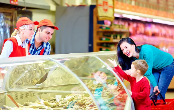 Happy buyers and sellers in grocery supermarket — Stock Photo, Image