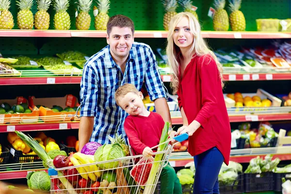 Familjen shopping i livsmedelsmarknaden — Stockfoto