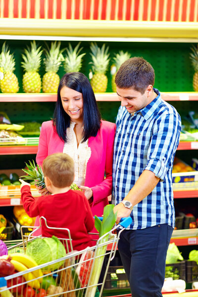 Семья, покупка здорового питания в супермаркете