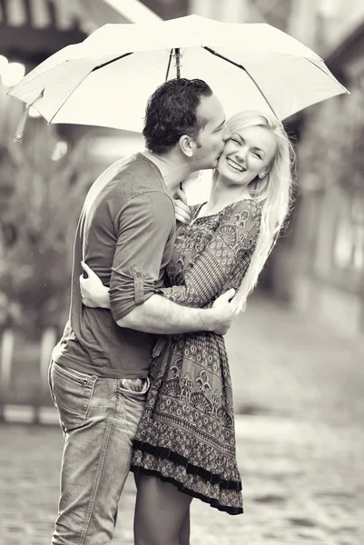 Feliz pareja besándose bajo la lluvia —  Fotos de Stock