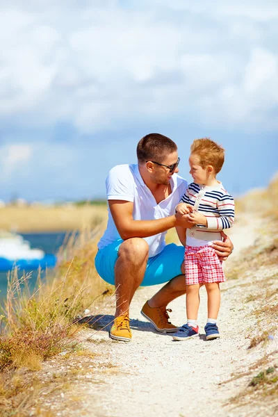 Padre e figlio al campo estivo in viaggio — Foto Stock