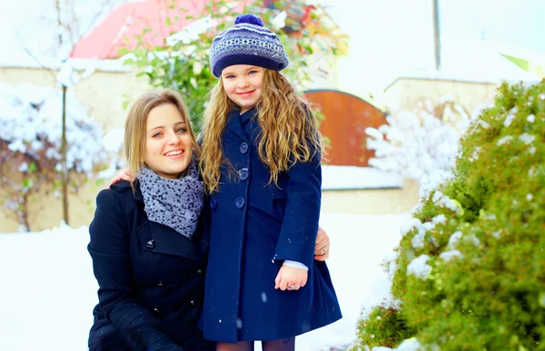 Winter-Porträt der glückliche Mädchen im freien — Stockfoto