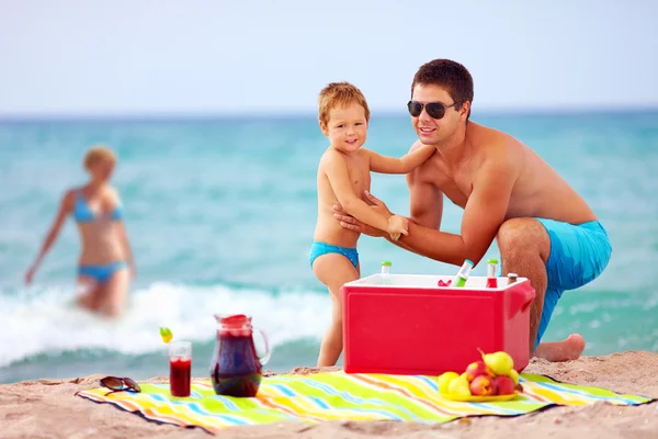 Yaz plaj piknik üzerinde mutlu bir aile — Stok fotoğraf