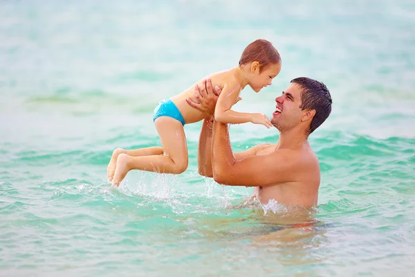 Παιχνιδιάρικο πατέρας και γιος, διασκεδάζοντας στο νερό — Φωτογραφία Αρχείου