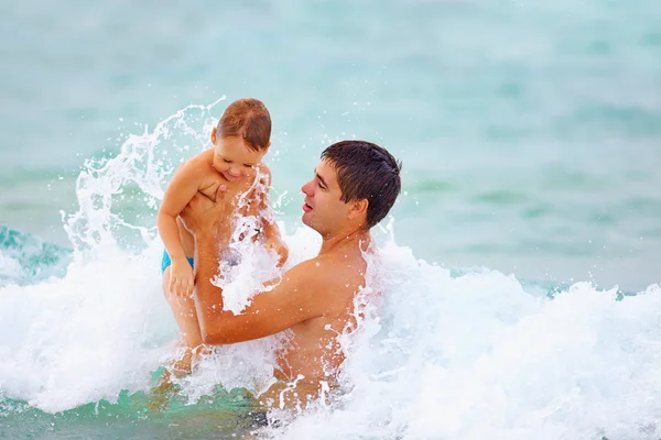 Spielfreudiger Vater und Sohn haben Spaß im Wasser — Stockfoto