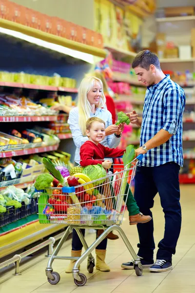 Familjen shopping i livsmedelsbutiker stormarknad — Stockfoto