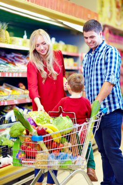 bakkal pazarında alışveriş aile